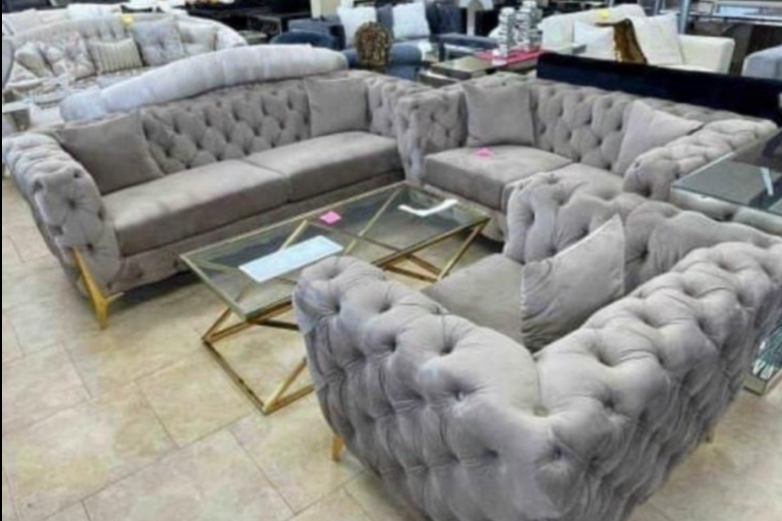 Ensemble de canapés capitonnés en velours gris luxueux avec pieds dorés - 3 pièces