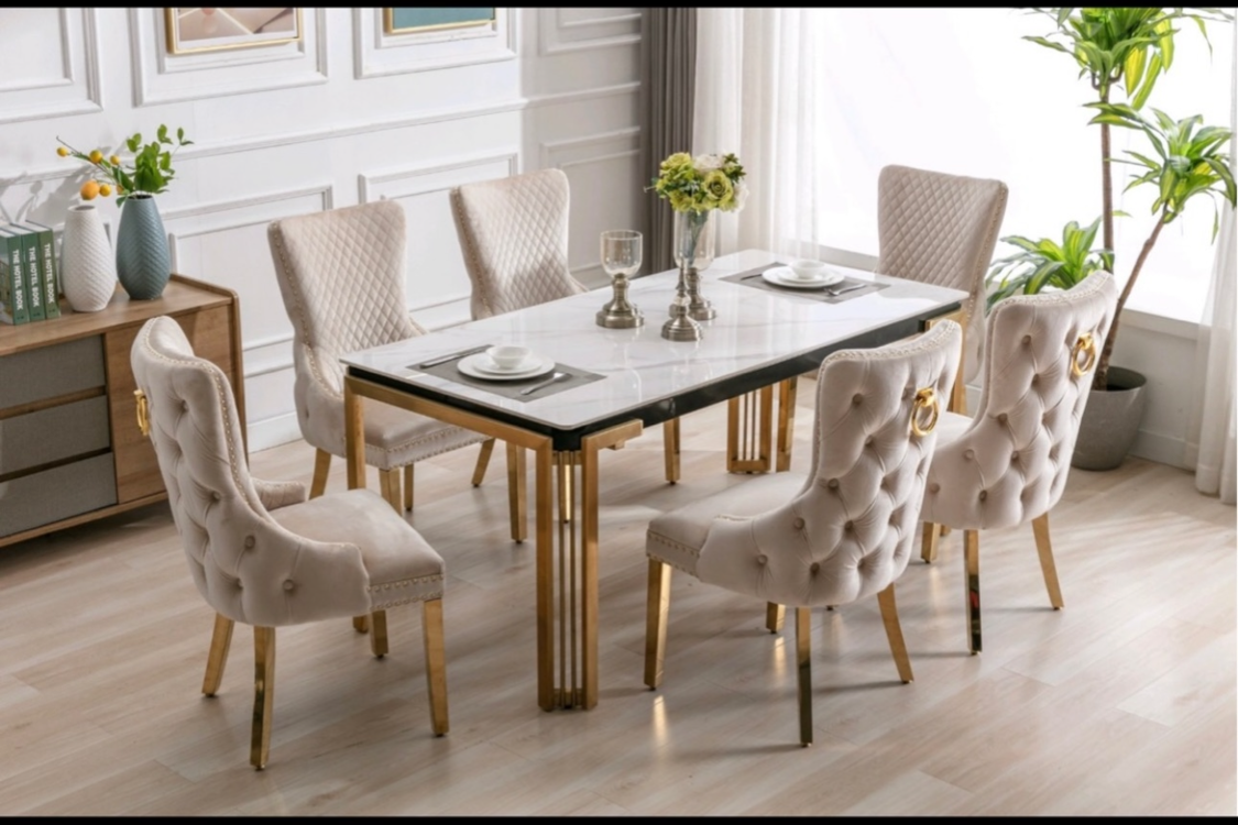 Ensemble de salle à manger de luxe avec table en marbre et chaises capitonnées