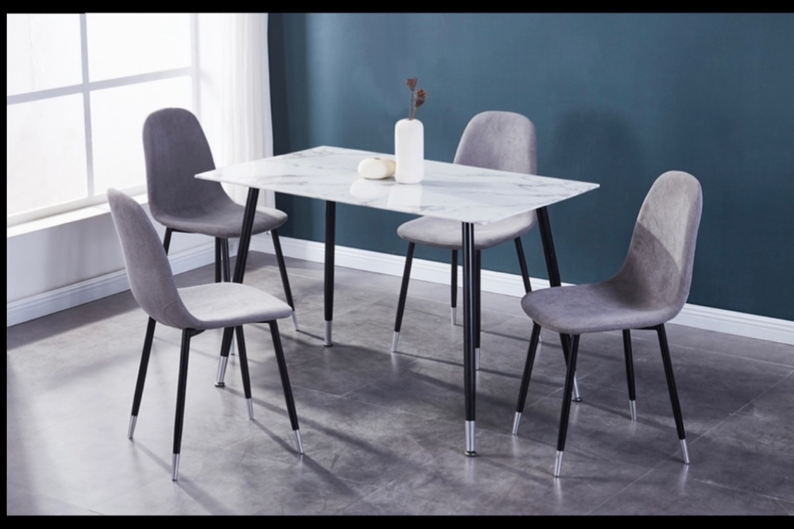 Ensemble de salle à manger blanc avec chaises rembourrées grises